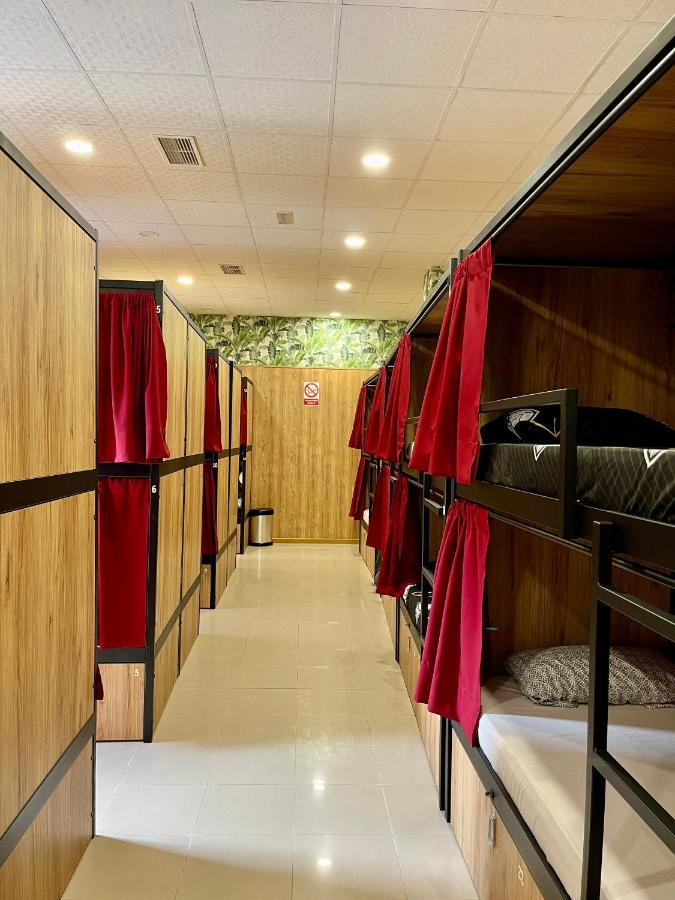 Velvet Hostel Мадрид Екстериор снимка