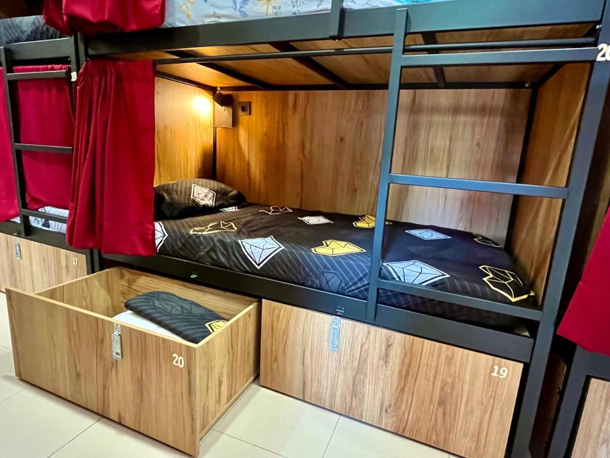 Velvet Hostel Мадрид Екстериор снимка