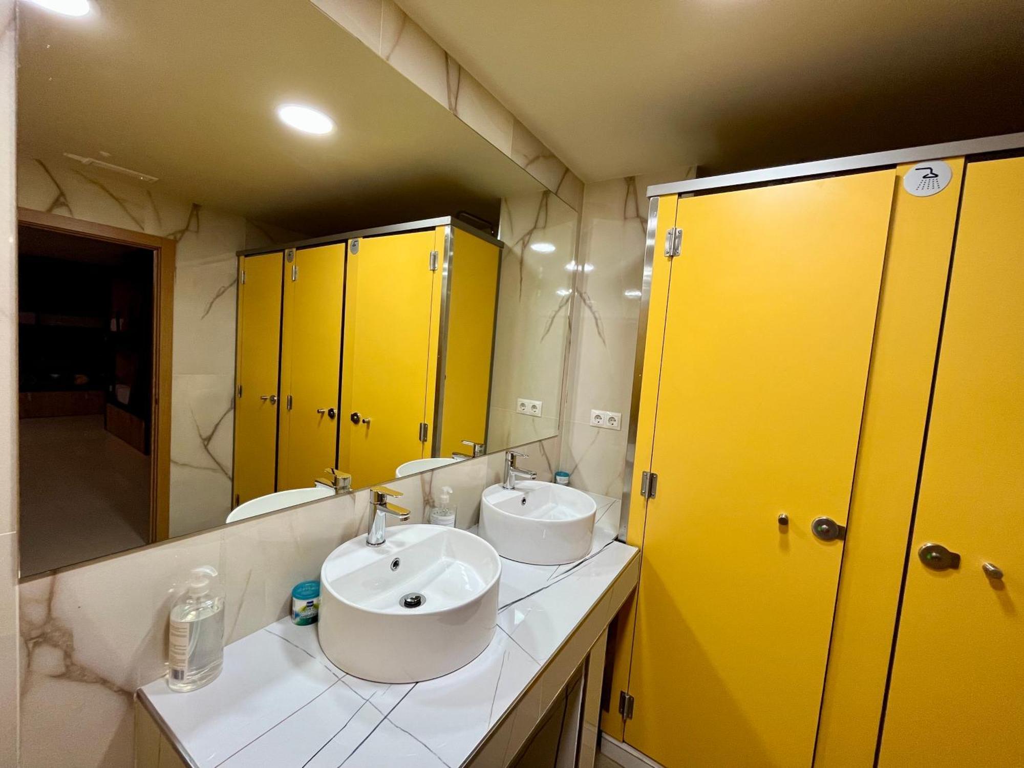 Velvet Hostel Мадрид Екстериор снимка