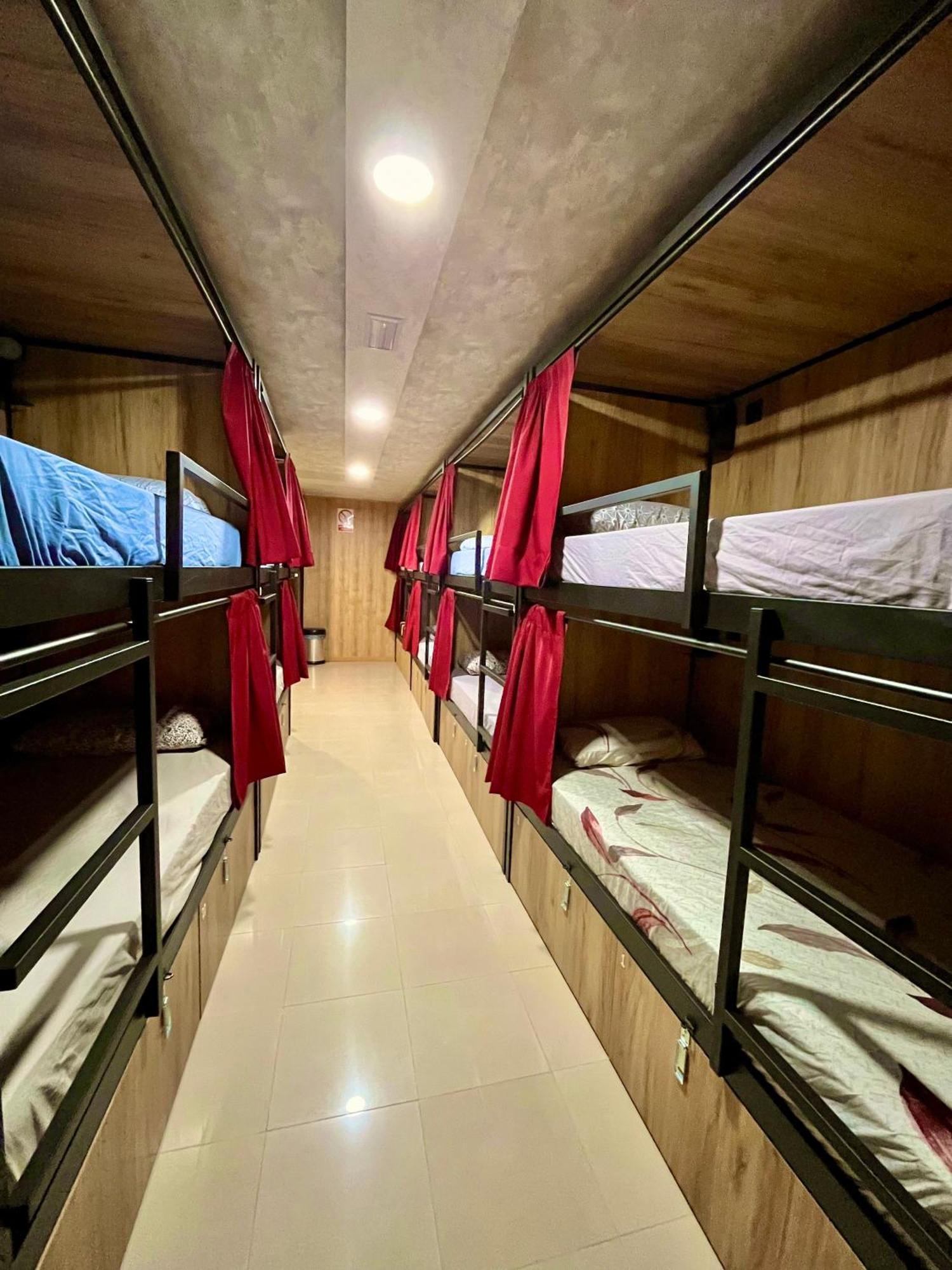 Velvet Hostel Мадрид Екстериор снимка