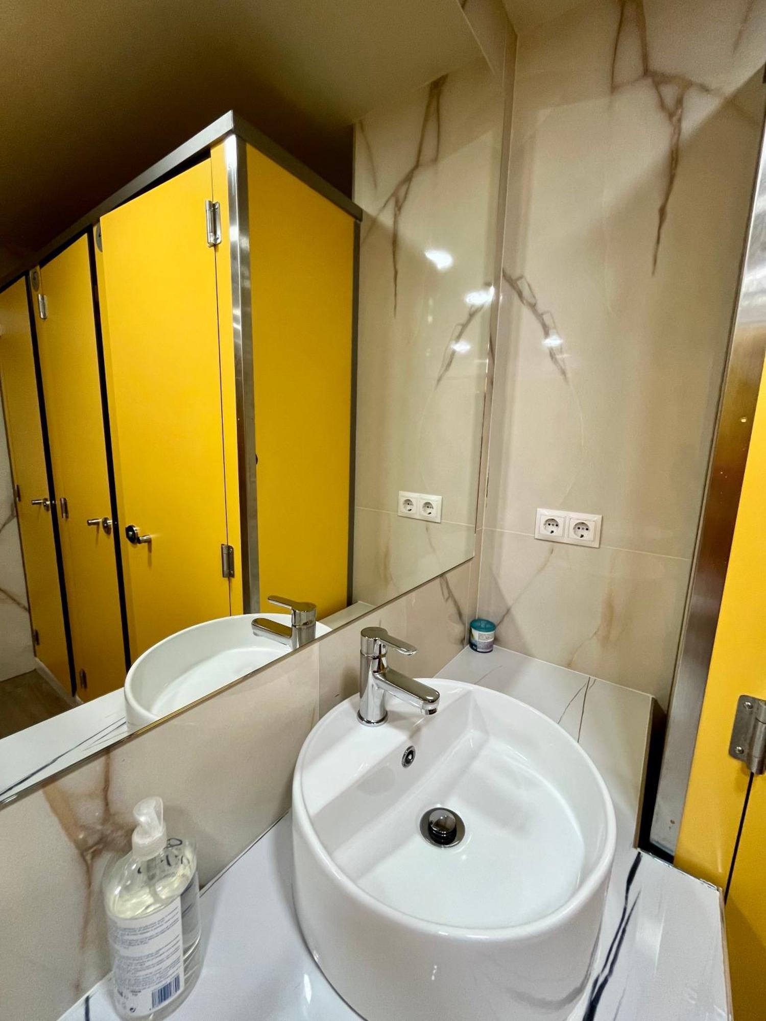 Velvet Hostel Мадрид Екстериор снимка