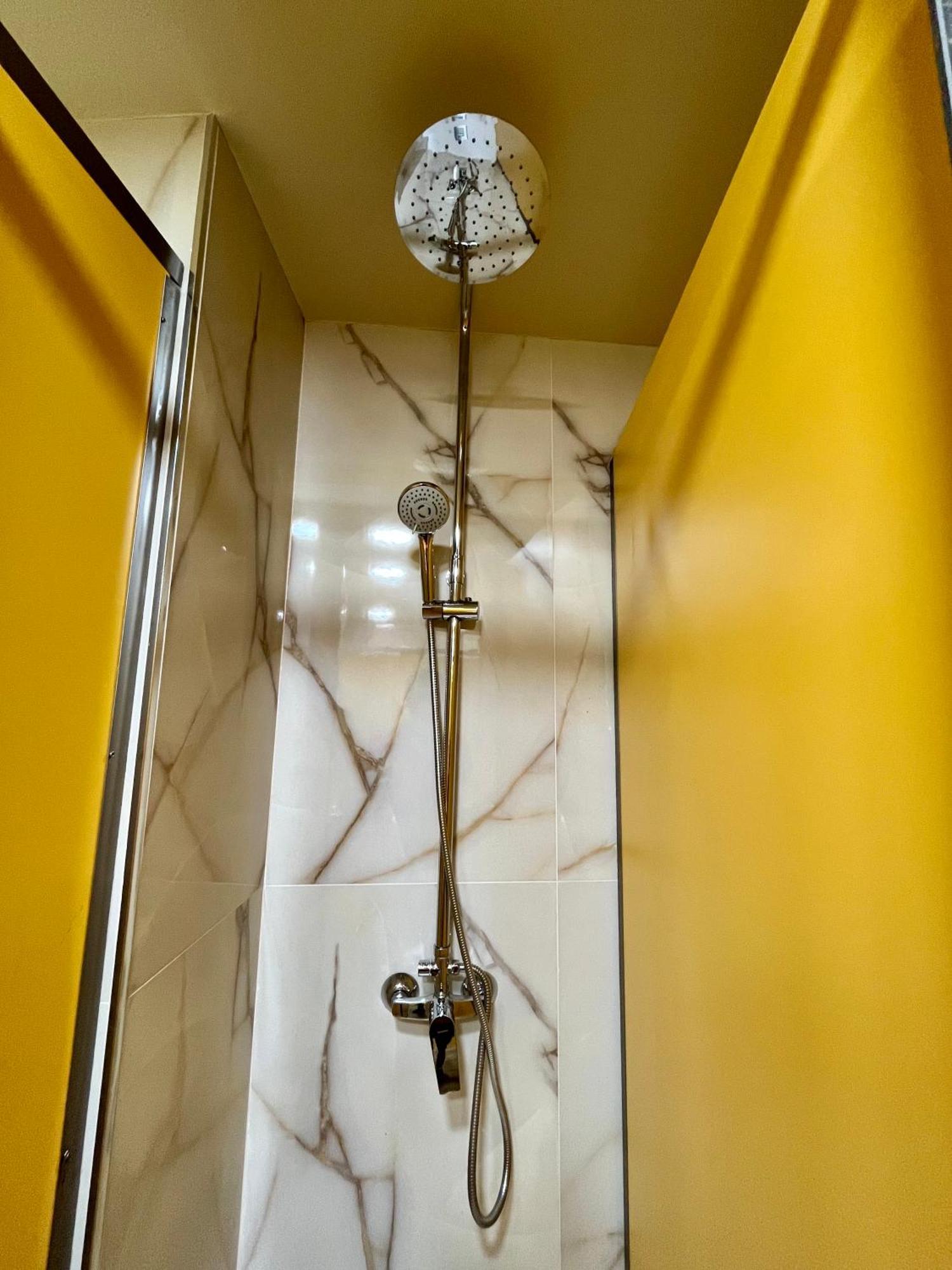 Velvet Hostel Мадрид Екстериор снимка