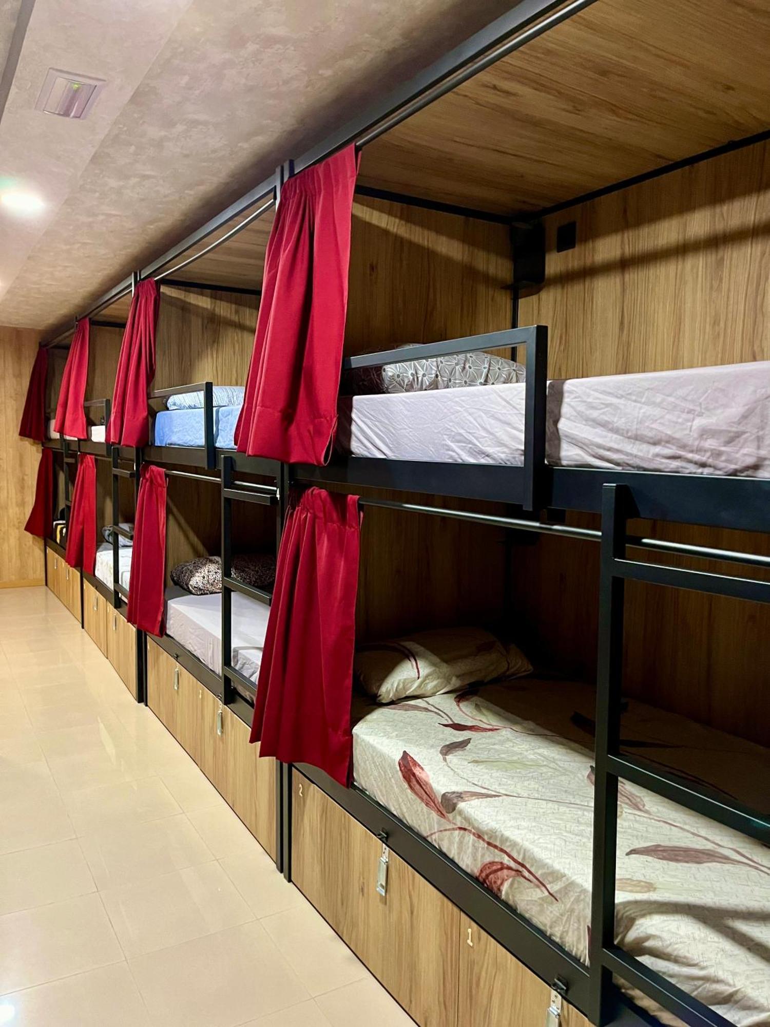 Velvet Hostel Мадрид Екстериор снимка