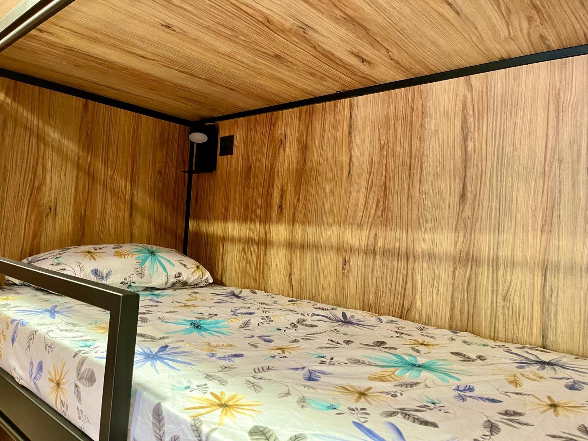 Velvet Hostel Мадрид Екстериор снимка